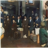 Имигранти: остров Елис. NA група от италиански мъже и момчета на остров Елис: снимана от Lewis W. Hine. Печат на плакат от